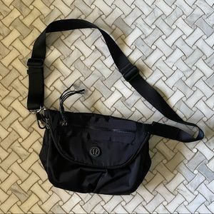 EUC lululemon festival bag - black